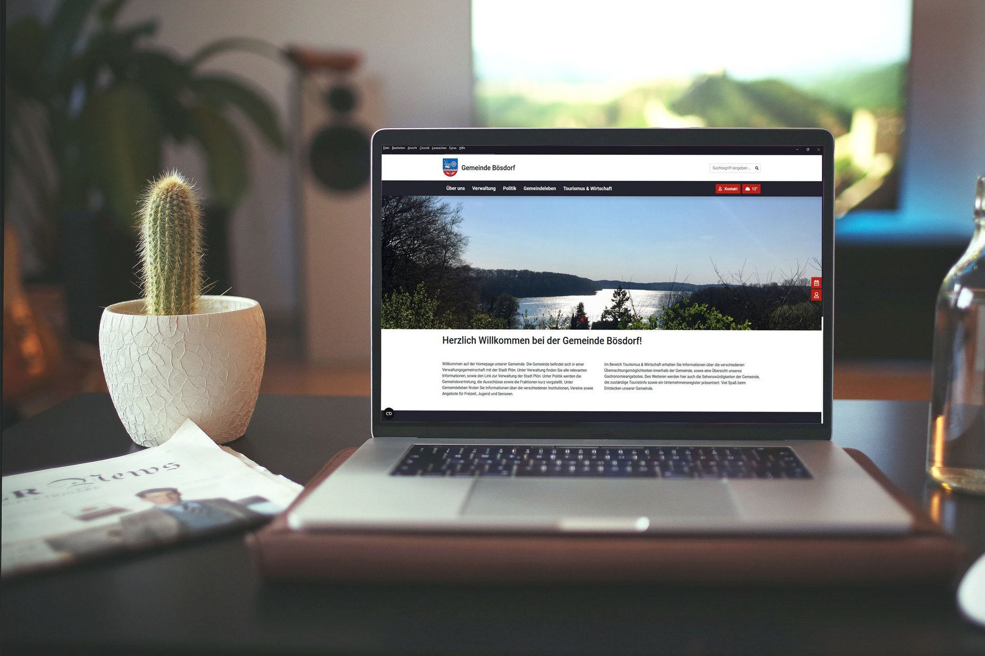 Laptop mit Ansicht der neuen Gemeindewebsite von Bösdorf